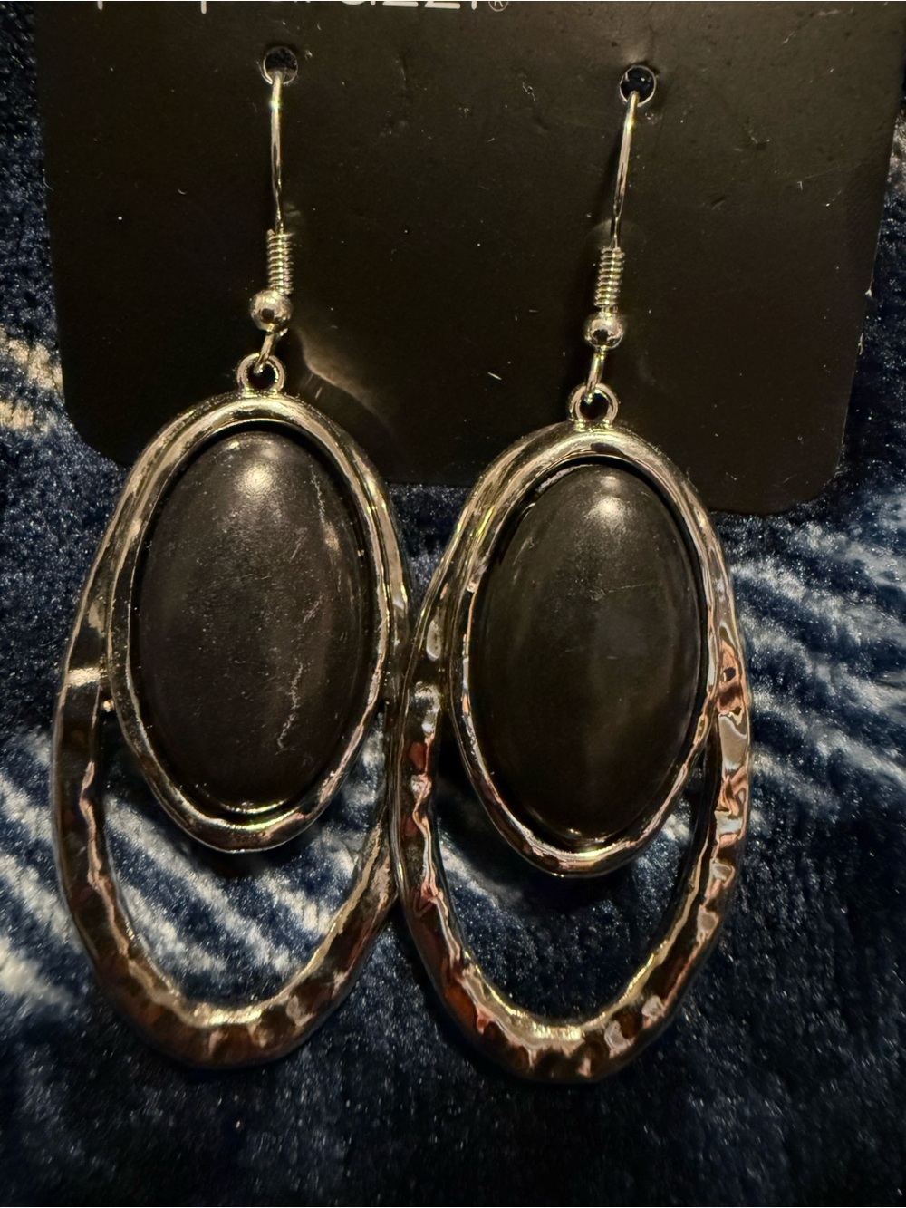 Stylish Black Oval Drop Earrings - Women Jewelry excellent condition
